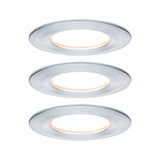 Drie ronde LED-inbouwspots van geborsteld zilverkleurig aluminium met warm wit licht.