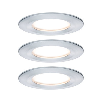 Drie ronde LED-inbouwspots van geborsteld zilverkleurig aluminium met warm wit licht.