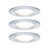 Drie ronde LED-inbouwspots van geborsteld zilverkleurig aluminium met warm wit licht.