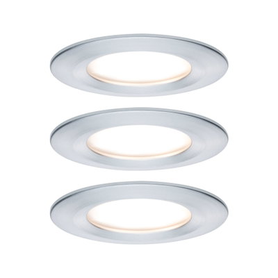 Trois spots encastrés LED ronds en aluminium brossé argenté avec lumière blanc chaud.