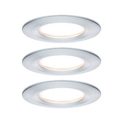 Trois spots encastrés LED ronds en aluminium brossé argenté avec lumière blanc chaud.