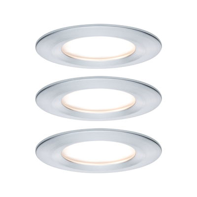 Trois spots encastrés LED ronds en aluminium brossé argenté avec lumière blanc chaud.