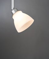 Moderne plafondspot met mat wit glas en zilveren metalen arm voor gerichte verlichting