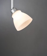 Spot de plafond moderne avec verre blanc mat et bras en métal argenté pour un éclairage ciblé
