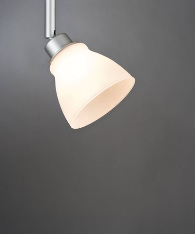 Spot de plafond moderne avec verre blanc mat et bras en métal argenté pour un éclairage ciblé