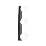 Moderne wandlamp met drie witte glazen bollen en zwart metalen frame voor woonruimtes