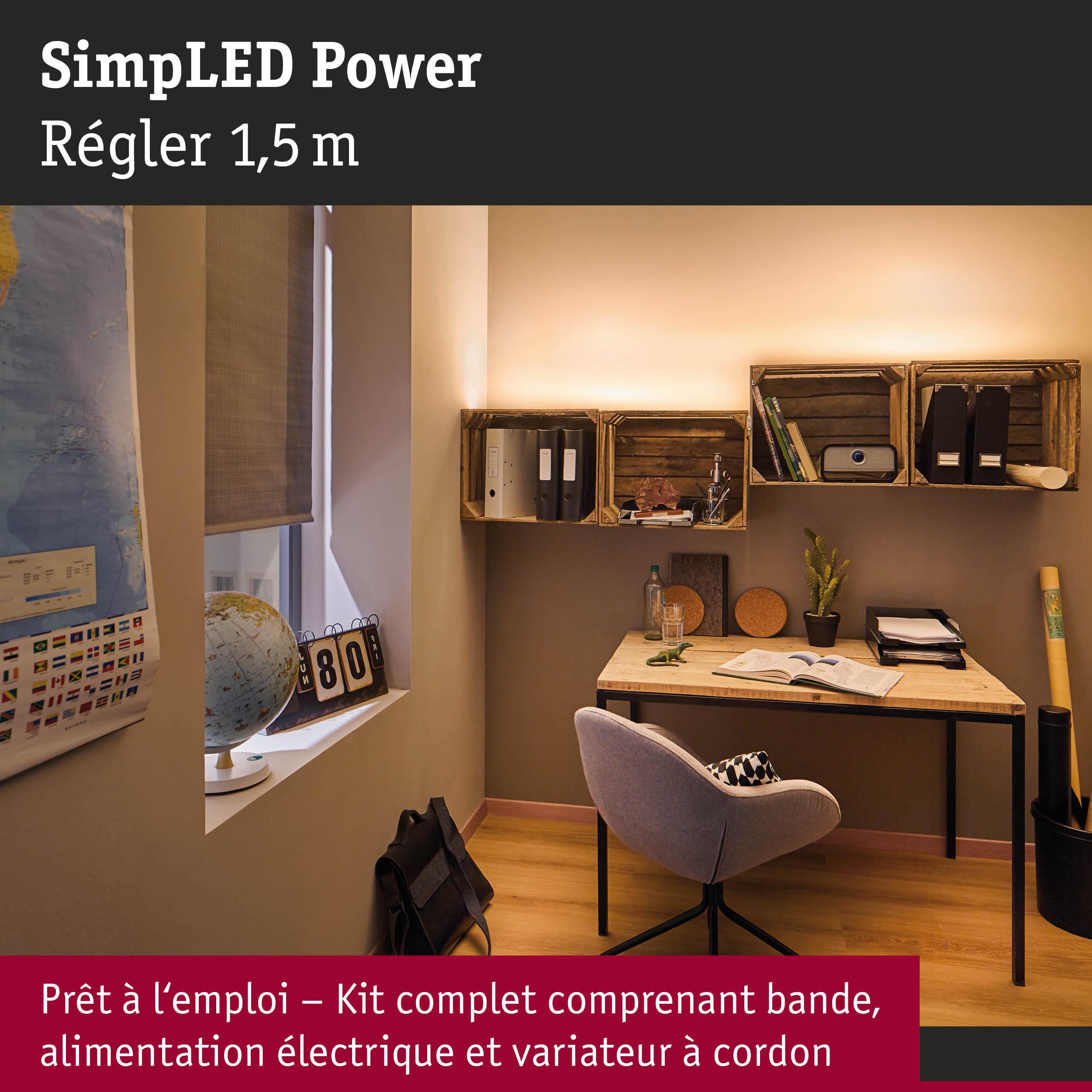 Bureau moderne avec éclairage LED blanc chaud au-dessus des étagères en bois et bureau