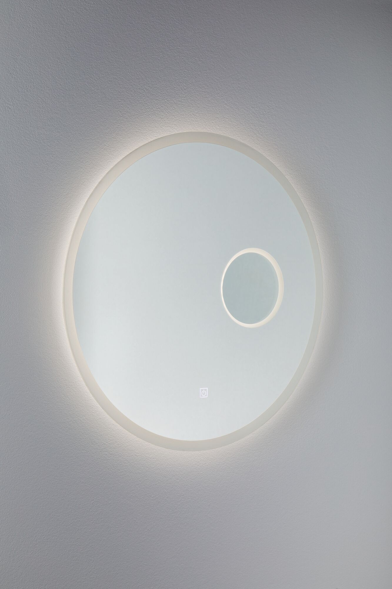 Runder Wandspiegel mit LED-Beleuchtung und vergrößerndem Kosmetikspiegel in Weiß für Badezimmer.
