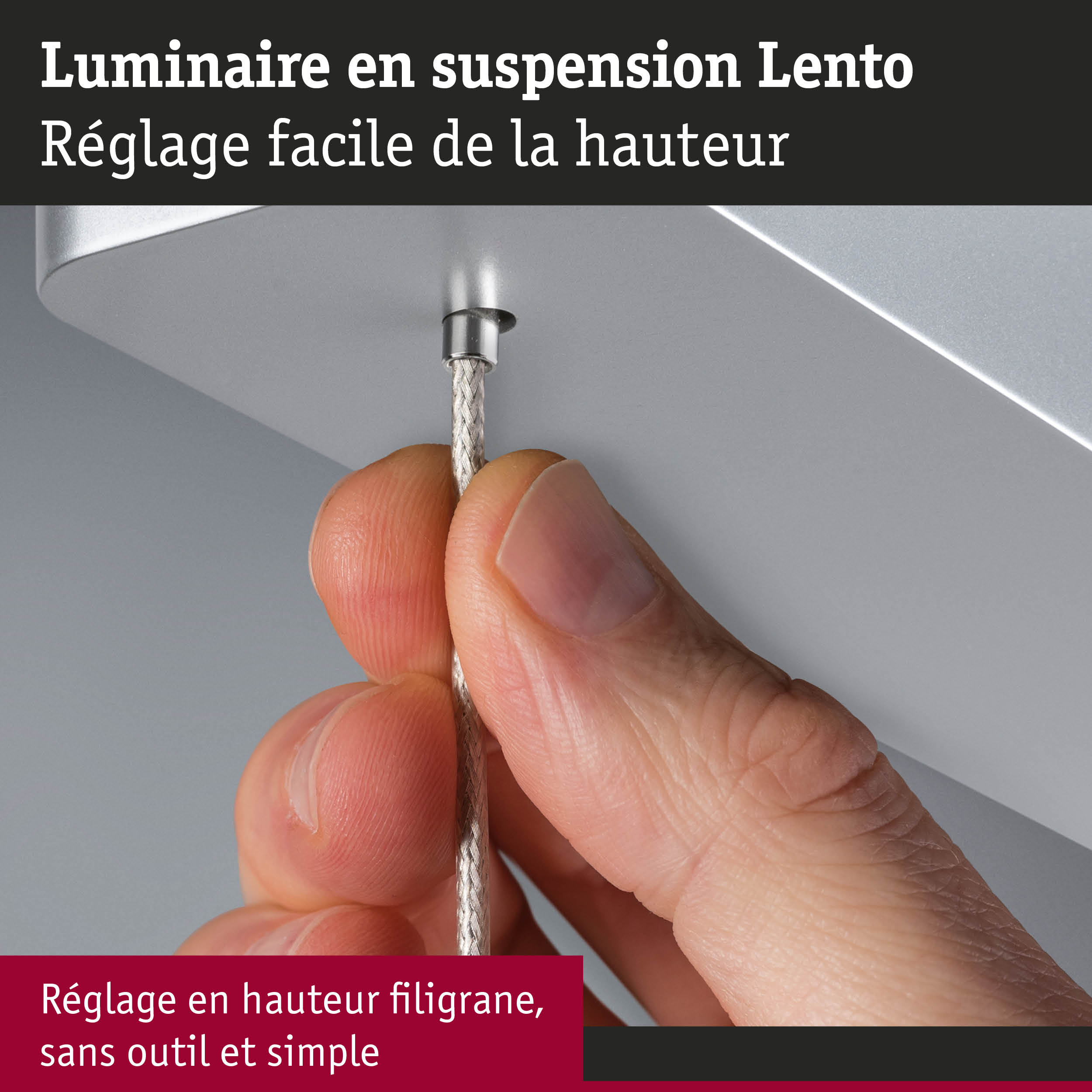 Gros plan d'une main ajustant le câble argenté du luminaire suspendu Lento en métal