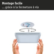 Installation d'un plafonnier LED carré argenté avec fermeture à vis et câblage pour montage facile