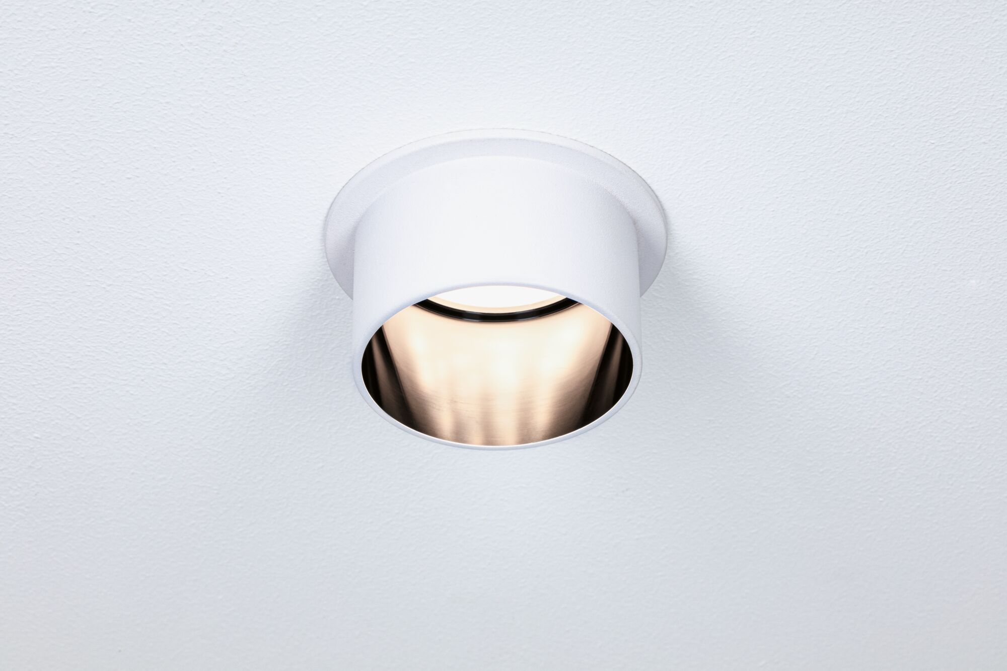 Runder weißer Einbaustrahler aus Metall mit warmweißem LED-Licht für moderne Innenbeleuchtung