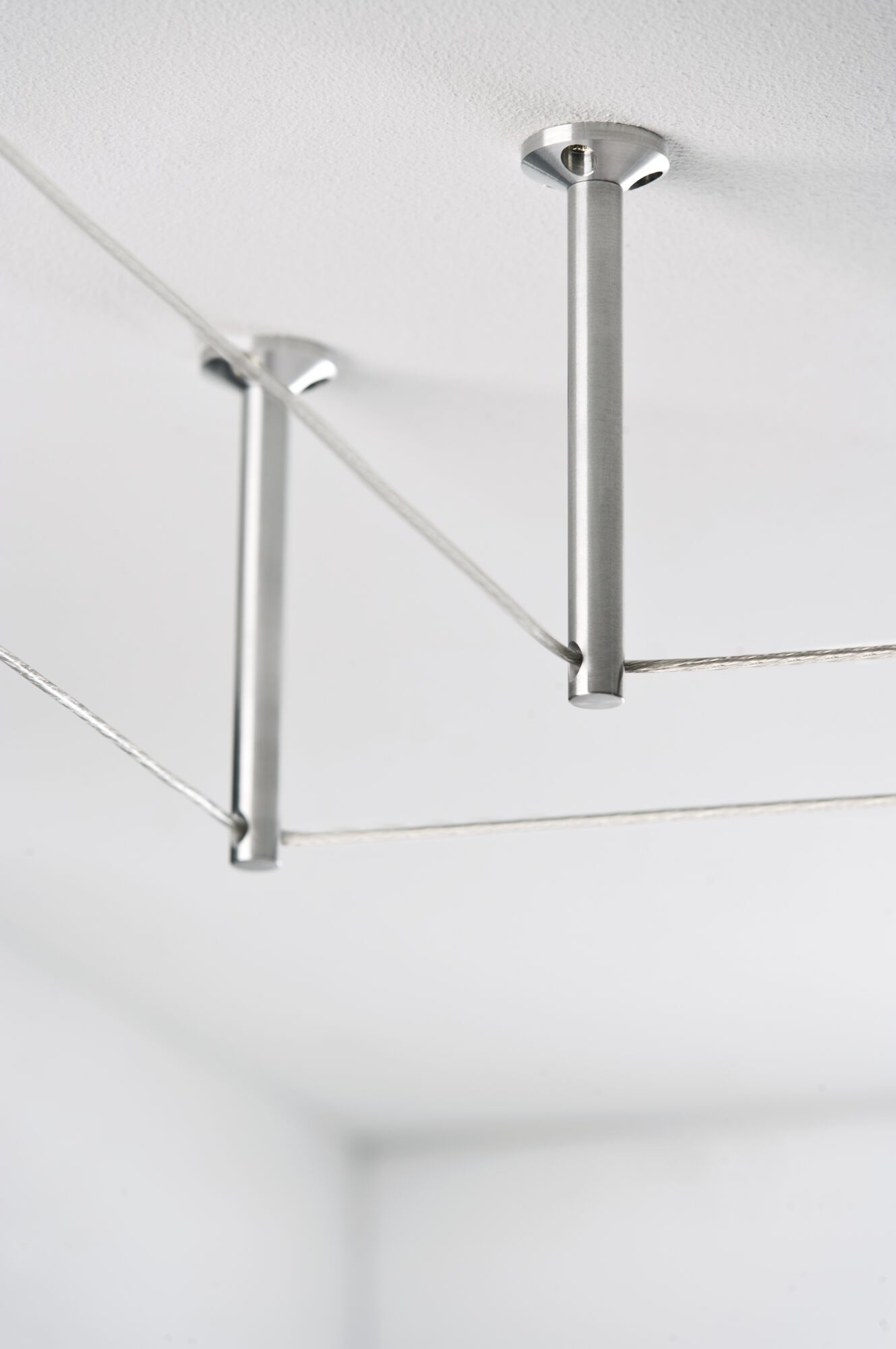 Deckenhalter aus gebürstetem Edelstahl mit Stahlseilen für moderne Beleuchtungssysteme
