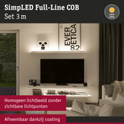 Woonkamer met tv en plank verlicht door warmwit LED-lichtstrip voor gelijkmatige lichtverdeling