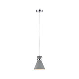 Suspension en béton gris avec anneau métallique chromé et câble pour éclairage intérieur moderne