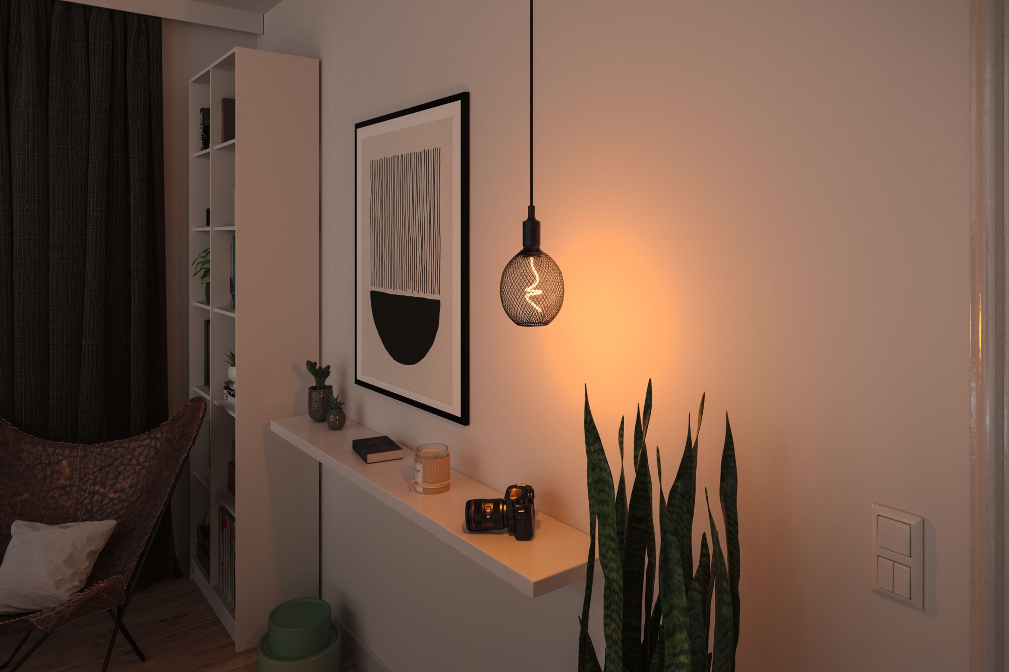 Moderne schwarze Hängeleuchte mit Gitterglas und warmem Licht in gemütlichem Wohnzimmer mit Pflanzen.