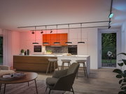 Moderne Küche mit schwarzer LED-Pendelleuchte und Schienenstrahlern, Holz und Weiß kombiniert