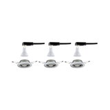 Trois ampoules LED GU10 blanches avec cadres encastrés en métal argenté pour plafond.