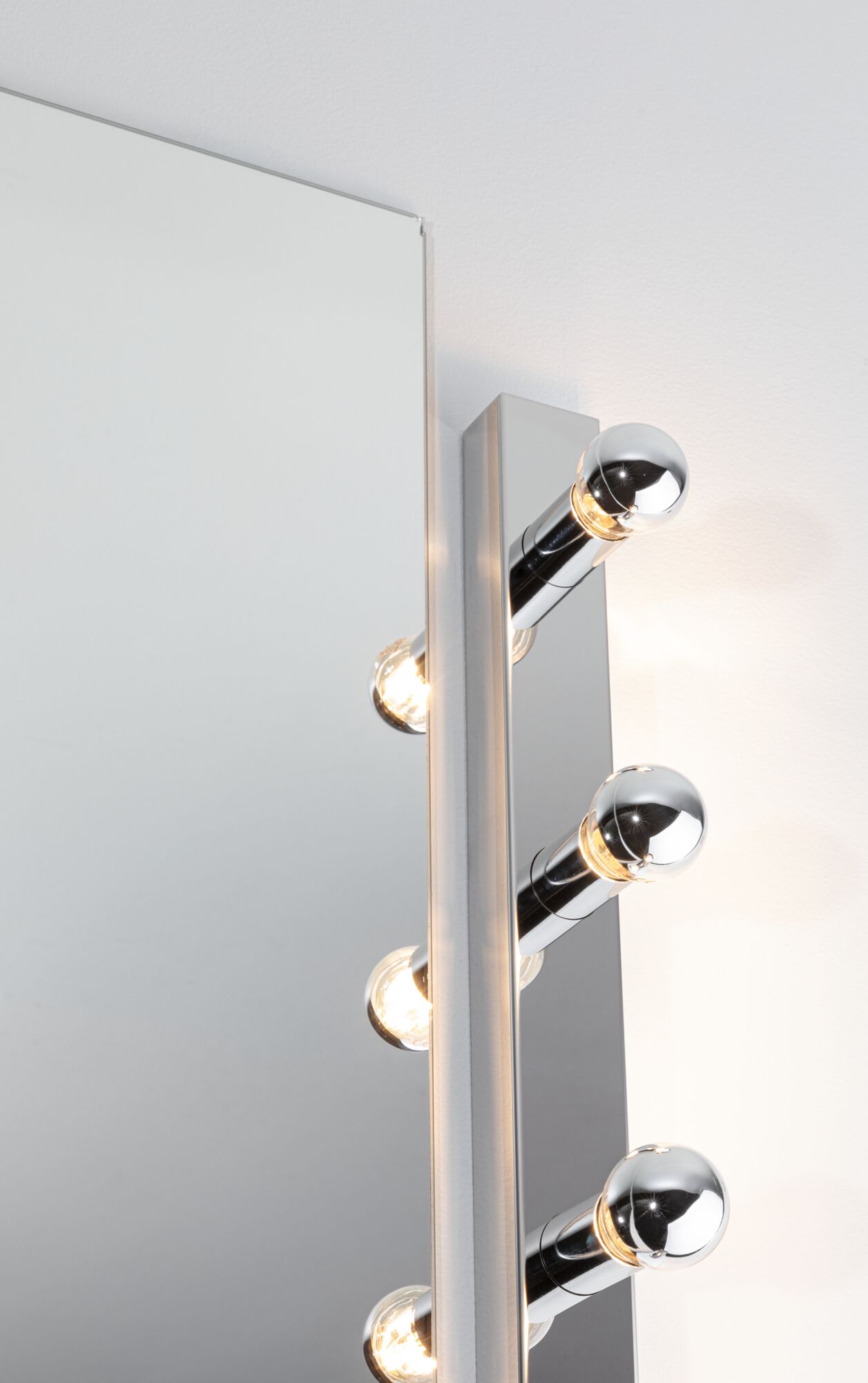 Moderner Spiegel mit verchromter LED-Beleuchtung und warmweißem Licht für Badezimmer und Ankleidezimmer