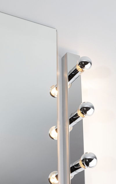 Moderner Spiegel mit verchromter LED-Beleuchtung und warmweißem Licht für Badezimmer und Ankleidezimmer