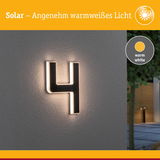 Solar beleuchtete Hausnummer 4 mit warmweißem Licht an grauer Wand für Außenbereich