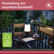 Balkon mit Holz-Gartentisch, Stühlen und Lampe aus recyceltem Kunststoff, nachhaltige Outdoor-Beleuchtung
