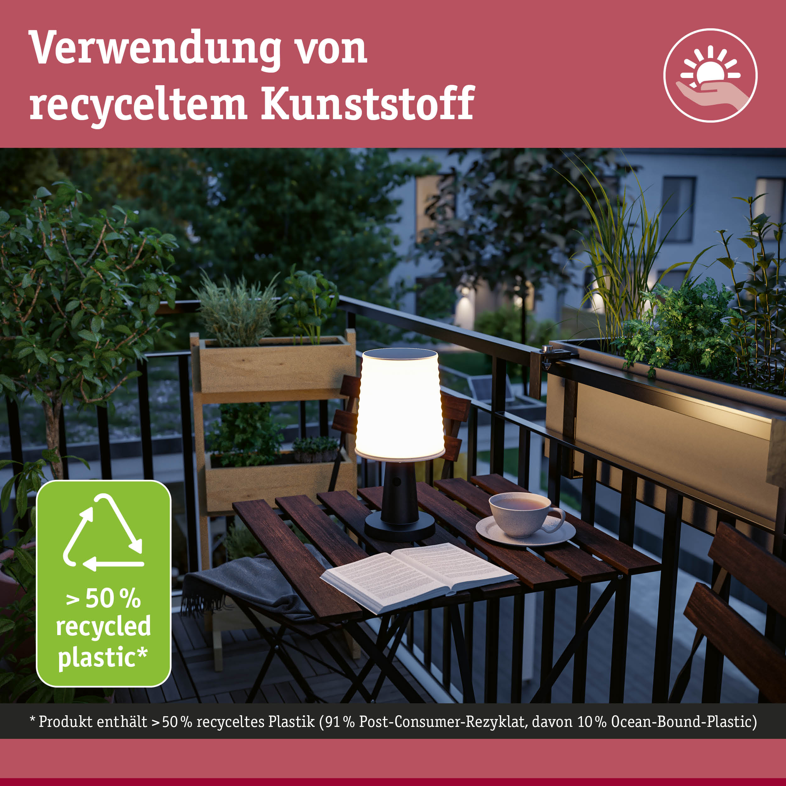 Balkon mit Holz-Gartentisch, Stühlen und Lampe aus recyceltem Kunststoff, nachhaltige Outdoor-Beleuchtung