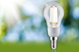 LED-Glühbirne mit transparentem Glas und E14-Fassung, energiesparende Leuchte für Zuhause.