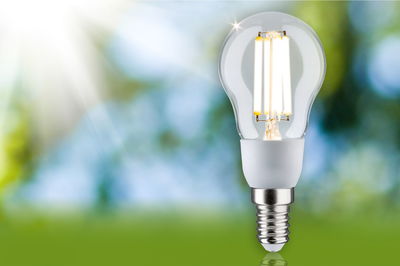 LED-Glühbirne mit transparentem Glas und E14-Fassung, energiesparende Leuchte für Zuhause.