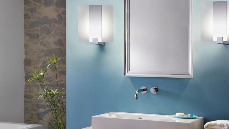 Salle de bain moderne avec applique murale carrée en verre et métal blanc et chrome.