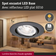 Spot LED encastré noir avec réflecteur plat GU10 et lumière blanc chaud pour salon