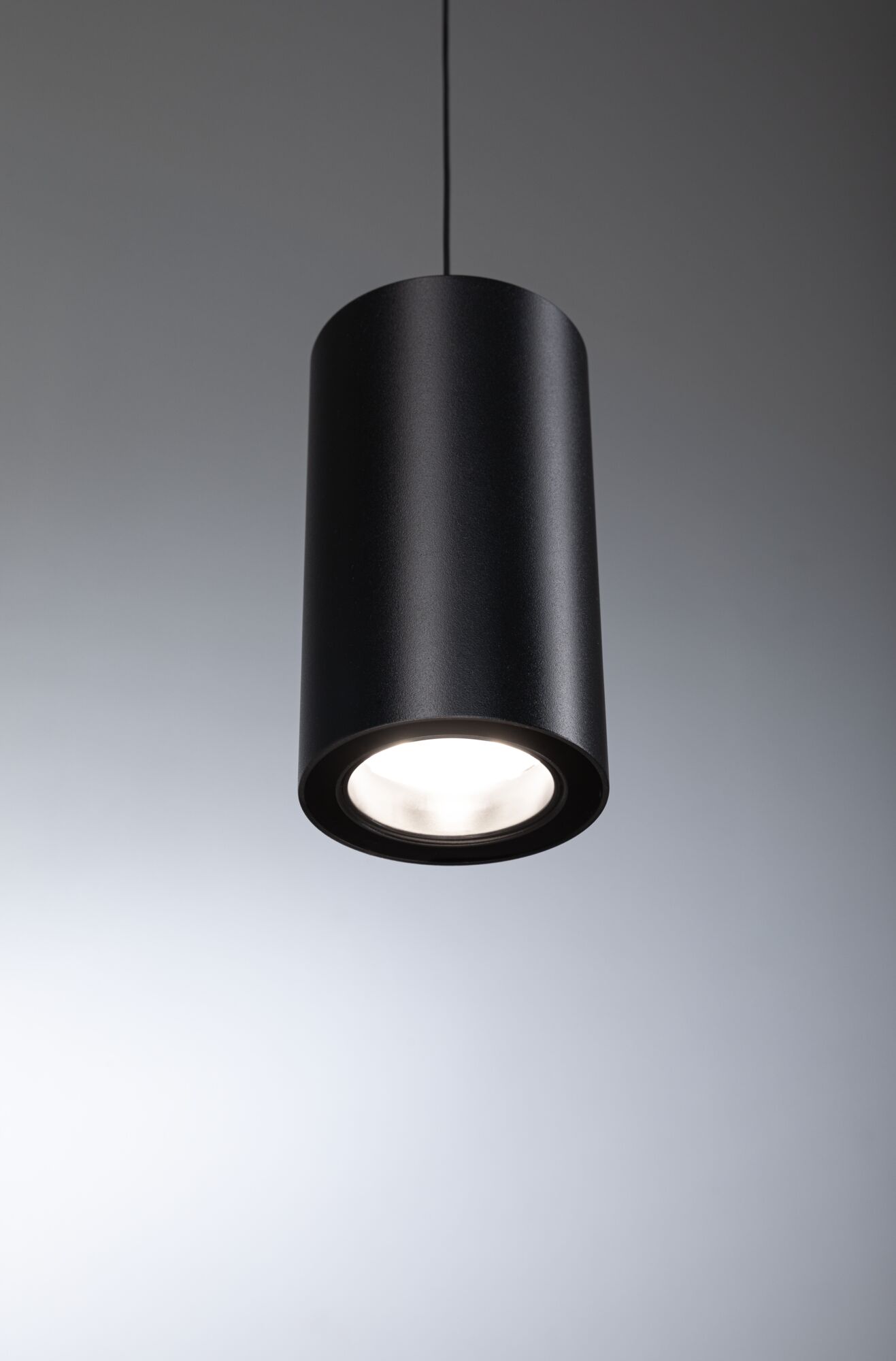 Schwarze zylindrische LED-Pendelleuchte aus Metall mit direktem Licht für moderne Innenräume
