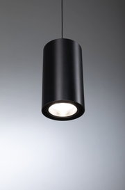 Schwarze zylindrische LED-Pendelleuchte aus Metall mit direktem Licht für moderne Innenräume