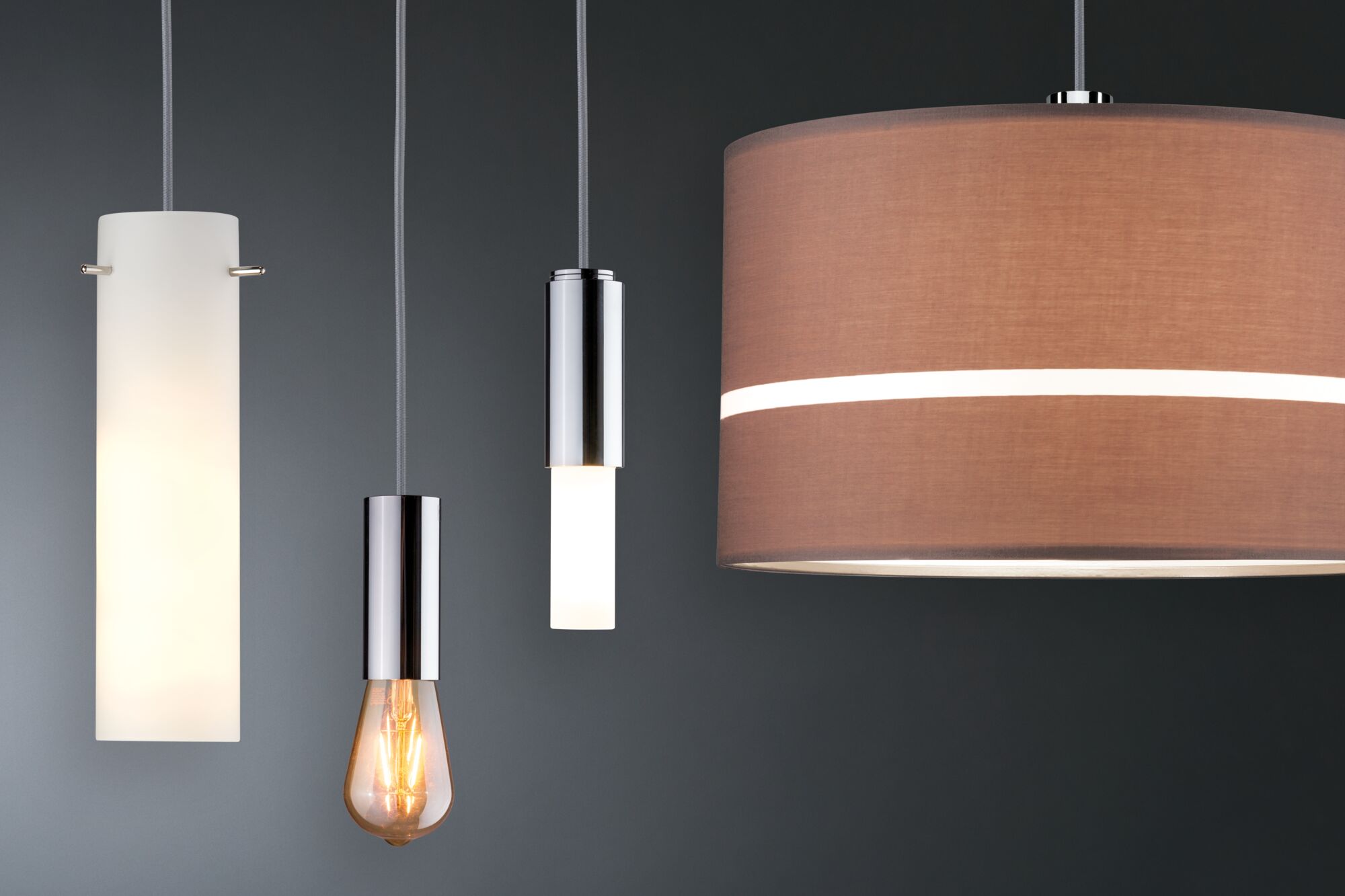 Vier moderne hanglampen in wit, chroom en bruin met diverse lampenkappen en zichtbare gloeilamp.