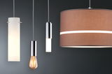 Vier moderne hanglampen in wit, chroom en bruin met diverse lampenkappen en zichtbare gloeilamp.