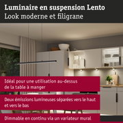 Luminaire suspendu Lento noir au design moderne au-dessus de la table à manger dans une cuisine claire
