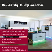 Moderne Küche mit LED-Beleuchtung unter der Arbeitsplatte in Weiß und Schwarz mit grünem Lichtakzent
