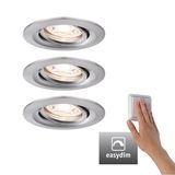 Drie ronde inbouwspots van geborsteld aluminium met EasyDim dimfunctie en hand op schakelaar