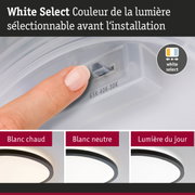 Doigt réglant la couleur de lumière sur un interrupteur blanc avec trois plafonniers LED en blanc chaud, neutre et lumière du jour.