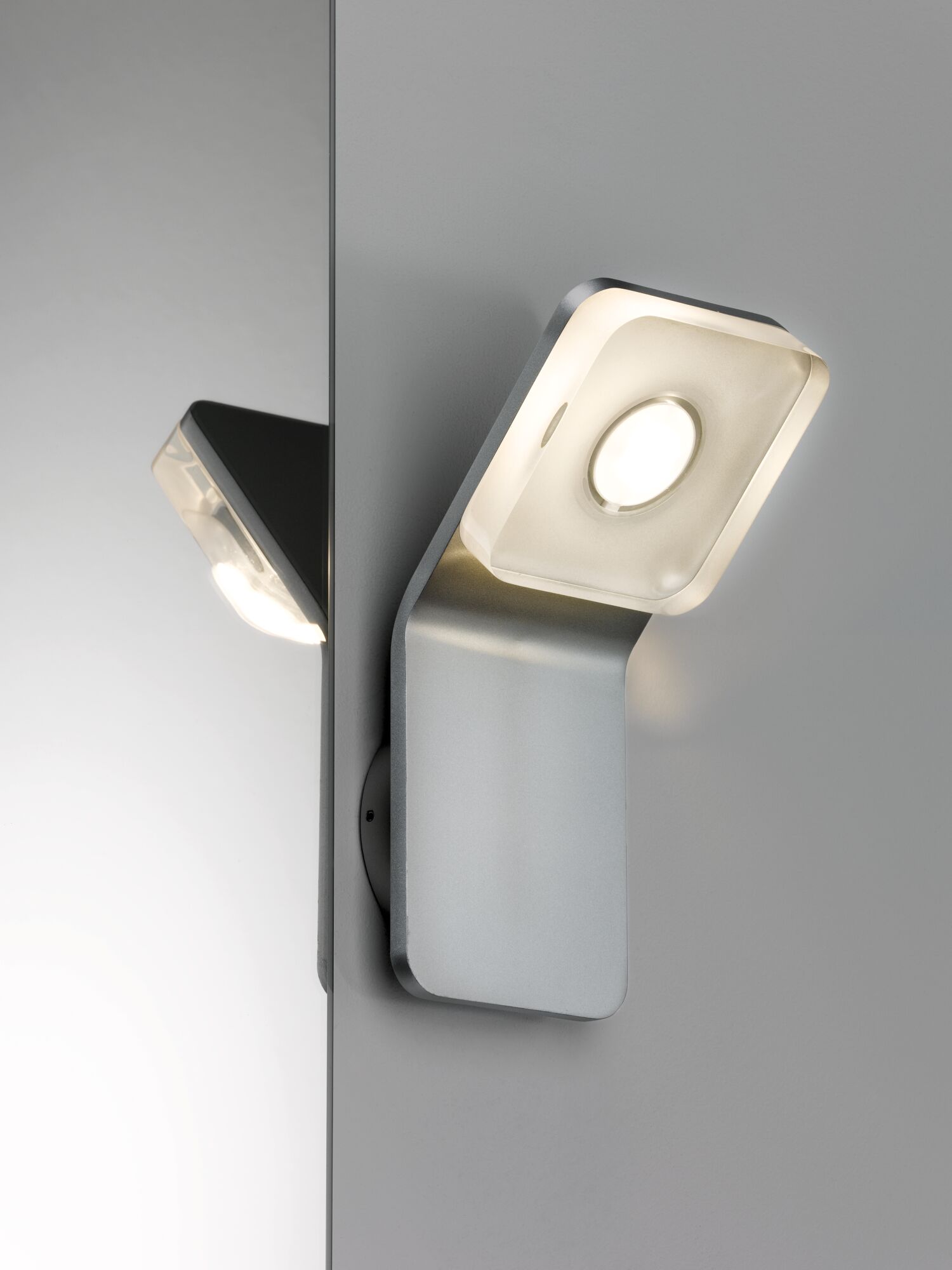 Moderner LED-Wandleuchter aus silbernem Metall mit quadratischem, warmweißem Licht für Innenräume