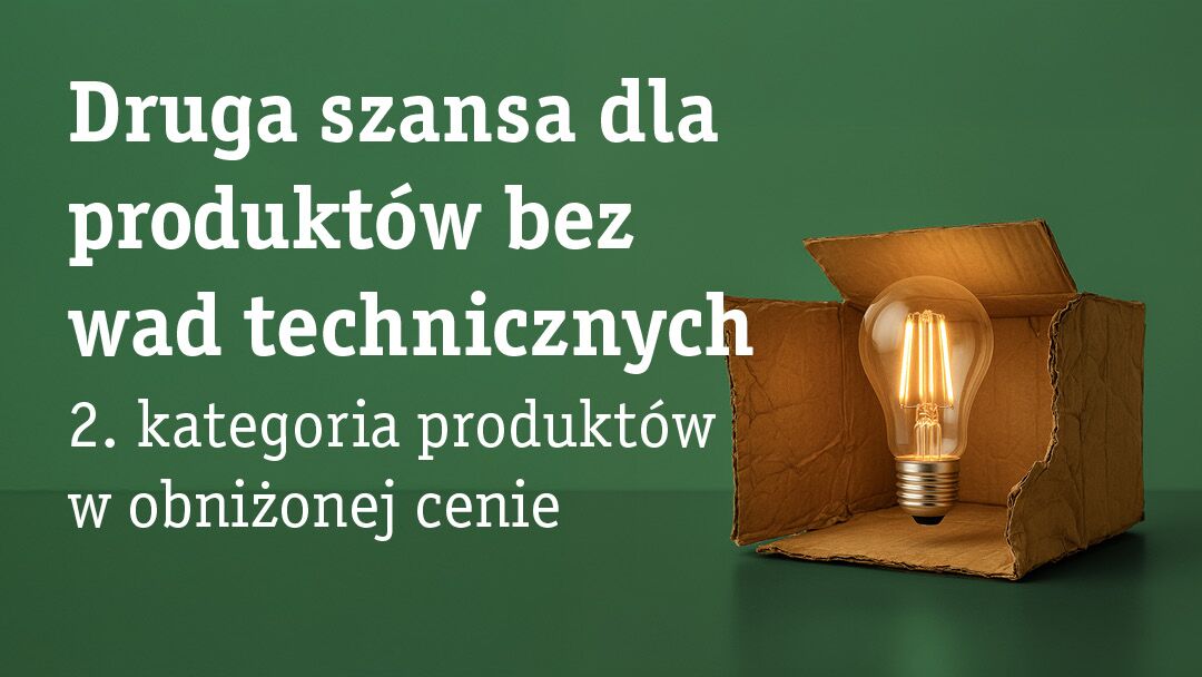Świecąca żarówka w otwartym brązowym kartonie na zielonym tle z tekstem o produktach z drugiej kategorii w obniżonej cenie