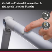 Doigt appuyant sur interrupteur blanc d'une lampe LED dimmable avec réglage continu de l'intensité et de la teinte blanche