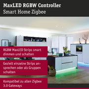 Moderne Küche mit smarten RGBW MaxLED LED-Streifen in Weiß und grüner Beleuchtung am Sockel