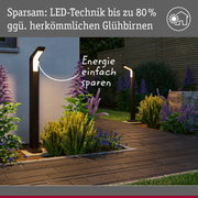 Moderne schwarze LED-Außenleuchte im Garten mit energiesparender Technik und warmweißem Licht