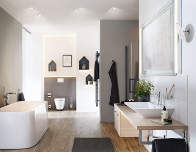 Moderne badkamer met vrijstaand wit bad, houtlook vloer en LED-verlichte wandplanken voor sfeerverlichting