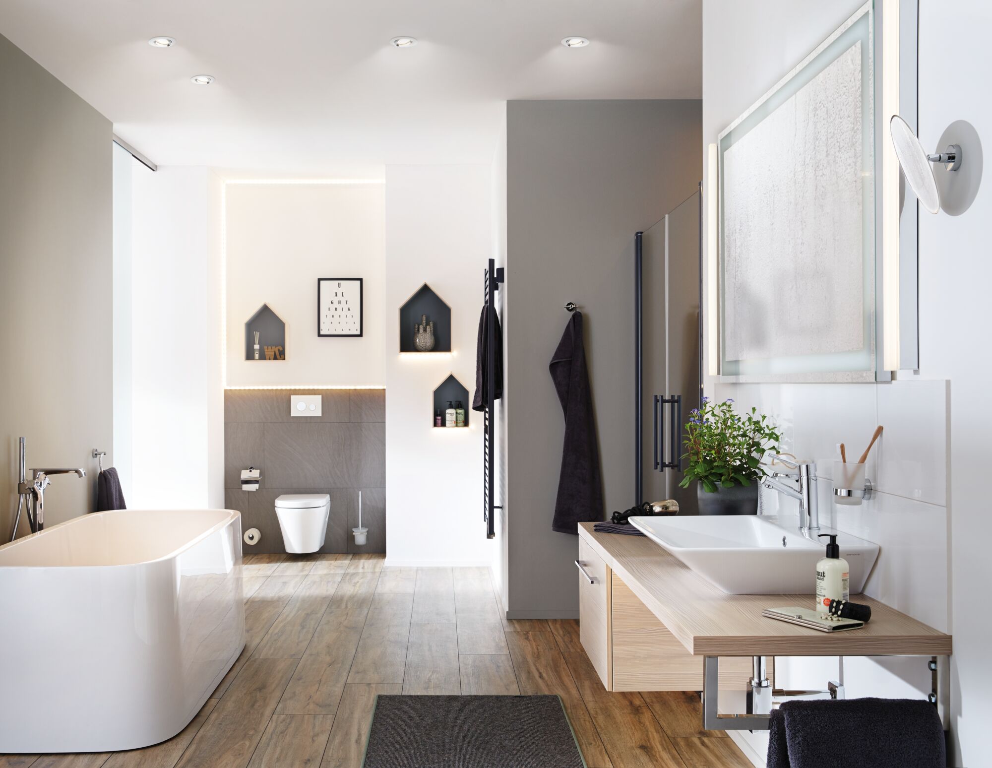 Salle de bain moderne avec baignoire blanche autoportante, sol imitation bois et étagères murales éclairées par LED