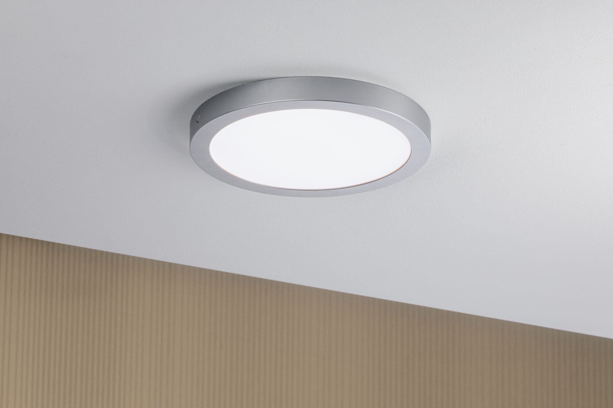 Runde Deckenleuchte aus silbernem Metall mit weißem Diffusor für modernes Raumlicht