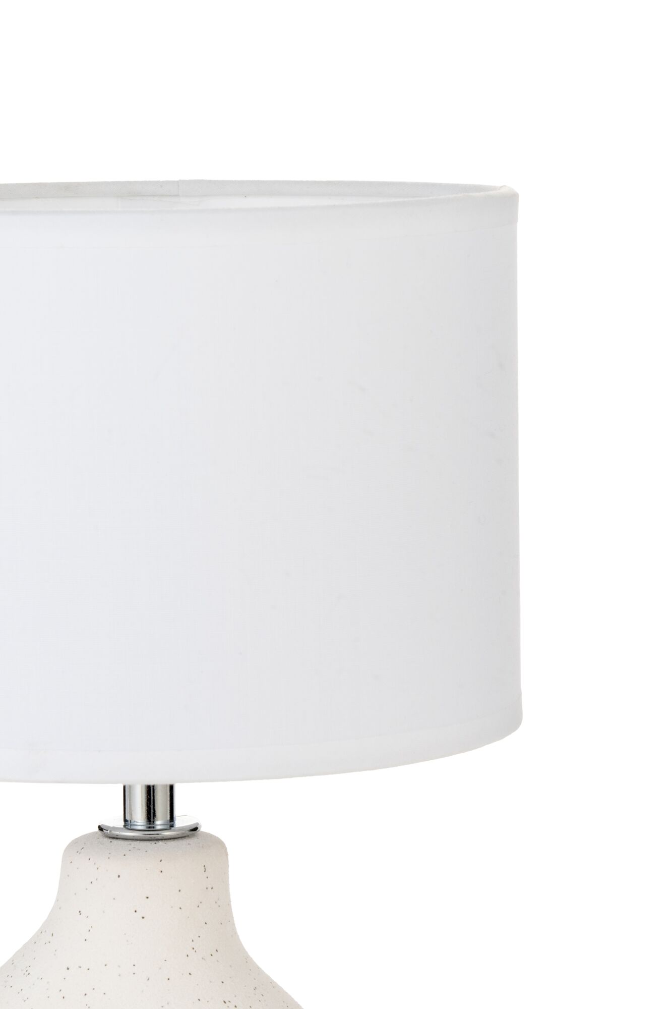 Bordlampe med hvid stofskærm og cremefarvet keramisk fod med fin pletstruktur