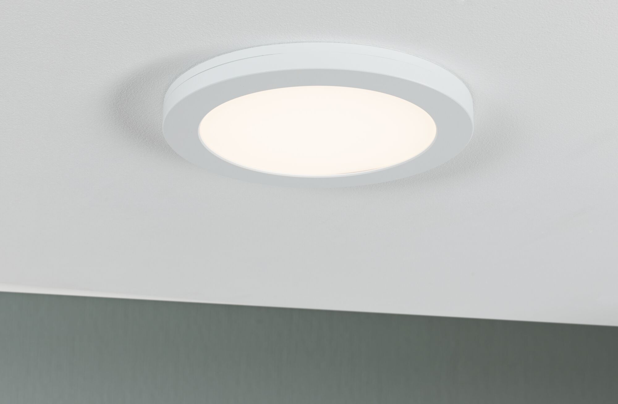 Runde weiße LED-Deckenleuchte mit mattem Diffusor für modernes Raumlicht und energiesparende Beleuchtung.