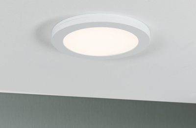 Plafonnier LED rond blanc avec diffuseur mat pour un éclairage moderne et économique.