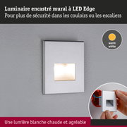Luminaire mural encastré LED argenté avec lumière blanc chaud pour sécurité dans couloirs et escaliers.
